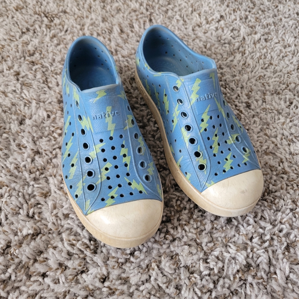 Native kids jefferson shoes. Blue lighting bolt